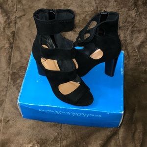 Black Pumps w/ Block Heel